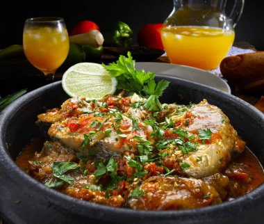 Moqueca balığı ve karides, geleneksel Brezilya mutfağı.