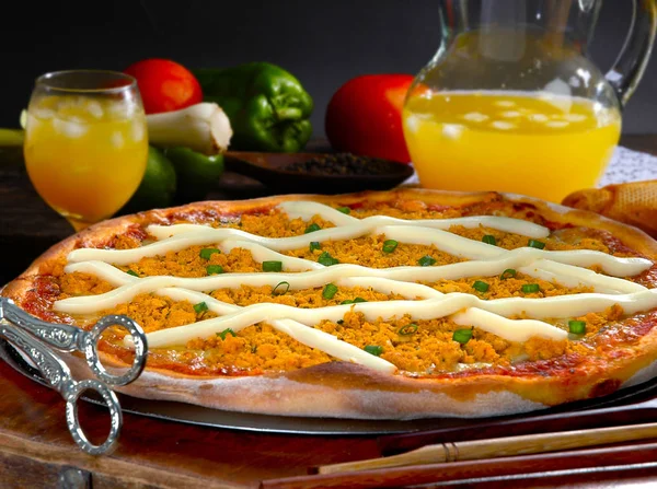 Pizza se sýrem a kuřecím masem — Stock fotografie