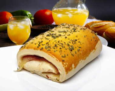 Peynirli ve jambonlu Brezilya yemeği.