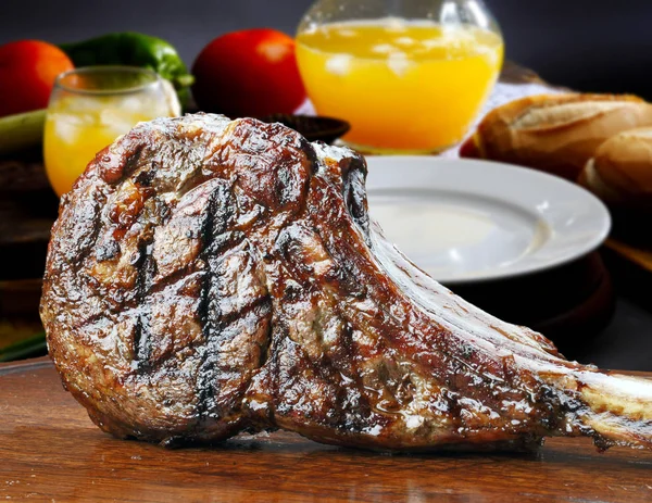 Nygrillet tomahawk-biff – stockfoto