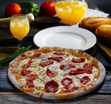 Kurutulmuş domatesli pizza.