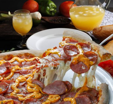 Dilim pizza kaldırdı