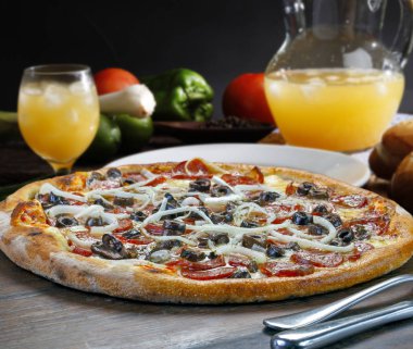 Pizza biberli zeytin yağı ile