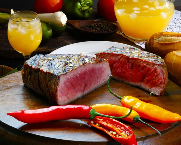 Grilled meat with trimmings — Stock Photo, Image