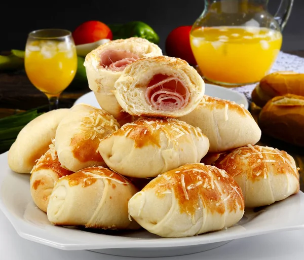 Lanche brasileiro com queijo e presunto — Fotografia de Stock