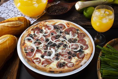 Pizza biberli zeytin yağı ile