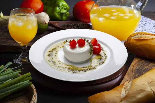 Burrata cheese with cherry tomatoes, bread and orange juice — Stock Photo, Image