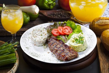 Kızarmış et ve süsleme.