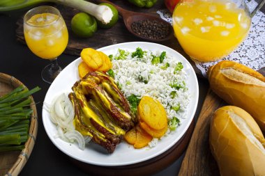 Kızarmış et ve süsleme.