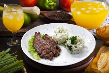 Kızarmış et ve süsleme.