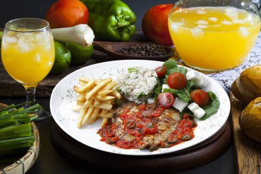 Patates ve pirinçli biftek. 