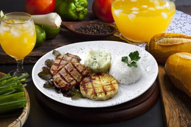 Ananas ile ızgara domuz eti 