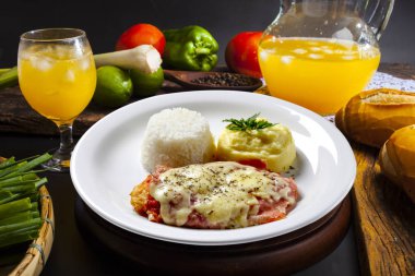 Patates ve pirinçli biftek.