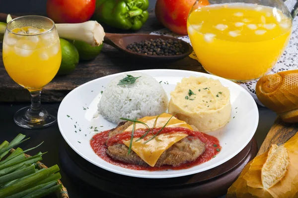 Patates ve pirinçli biftek.