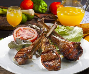 Kızarmış kuzu kaburga