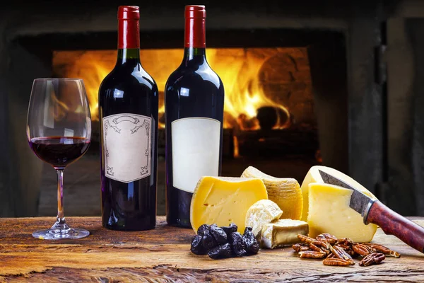 Красное вино с сыром — стоковое фото