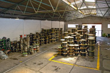 Depolanmış büyük kablo makaraları