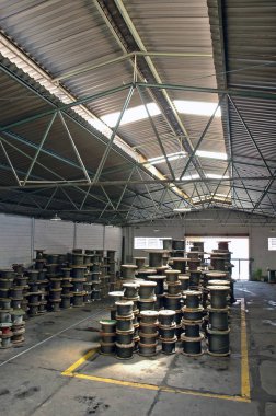 Depolanmış büyük kablo makaraları