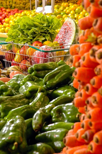 Frutas e legumes no supermercado — Fotografia de Stock