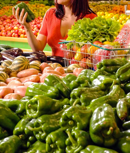 Frutas y verduras en el supermercado —  Fotos de Stock