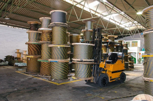 Carretéis de cabo grandes estocados na loja — Fotografia de Stock