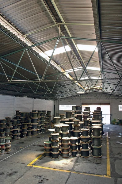 Depolanmış büyük kablo makaraları