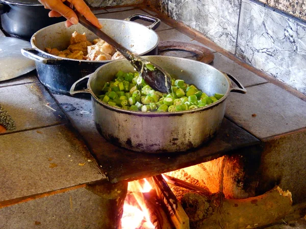 Cozinhar quiabo no fogão a lenha — Fotografia de Stock