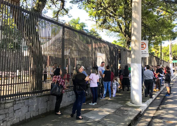S O Paulo, Brazilië, mei 2019: Brazilianen bij het consulaat genera — Stockfoto