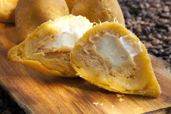 Brezilya aperatifi Coxinha, kurutulmuş et ve mantar. — Stok fotoğraf