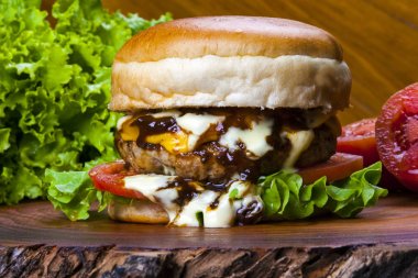 Lezzetli taze malzemeli ev yapımı gurme burger.