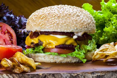 Lezzetli taze malzemeli ev yapımı gurme burger.