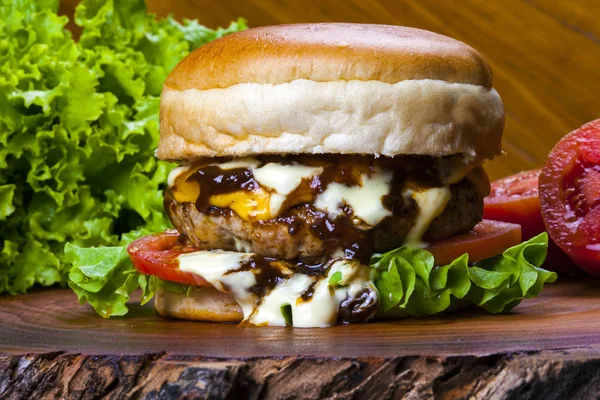 Домашний Гамбургер Гурманов Вкусными Свежими Ингредиентами — стоковое фото