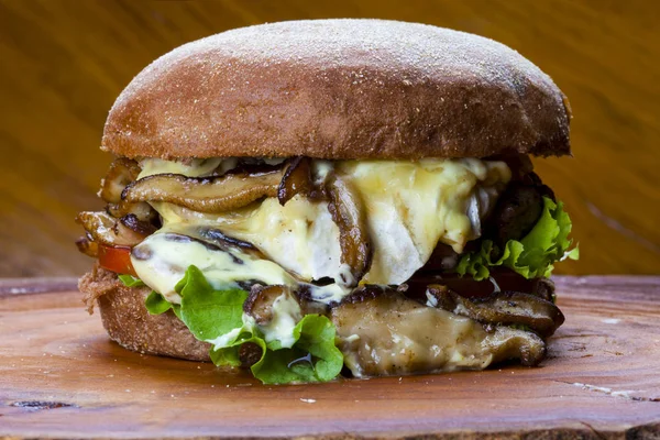 美味的汉堡在澳大利亚面包上供应 — 图库照片