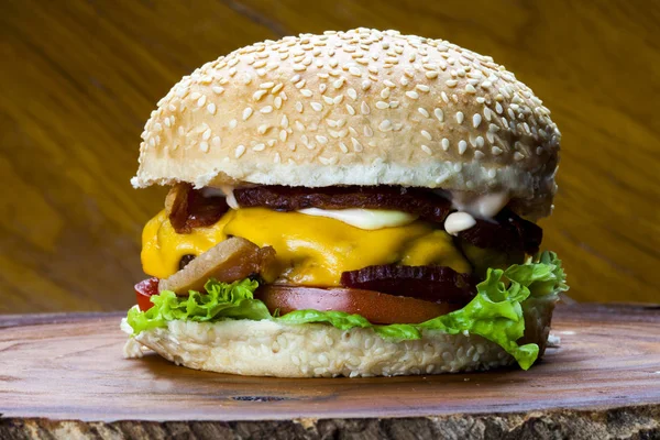 自制美味汉堡包 配以美味的新鲜配料 — 图库照片