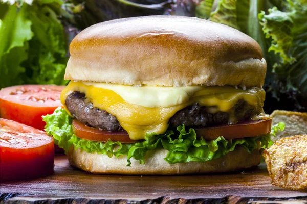 Hamburguesa Gourmet Casera Con Deliciosos Ingredientes Frescos —  Fotos de Stock