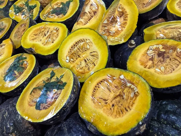 Zucca affettata in vendita al supermercato — Foto Stock