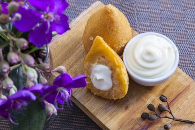 Brezilya Aperatif coxinha, kurutulmuş et kaşar peyniri ile