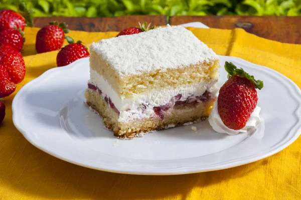 Porción de pastel de comida de fresa —  Fotos de Stock