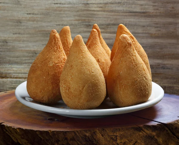 Coxinha de frango, lanche brasileiro — Fotografia de Stock