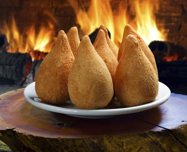 Coxinha de frango, lanche brasileiro — Fotografia de Stock