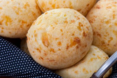 Brezilya yemeği, Minas Gerais 'den geleneksel peynirli ekmek - Pao de queijo