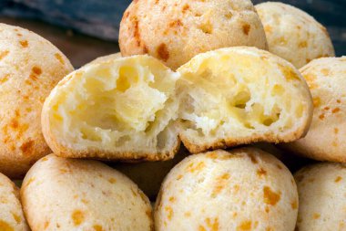 Brezilya yemeği, Minas Gerais 'den geleneksel peynirli ekmek - Pao de queijo