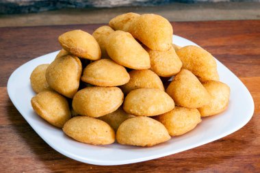 Peynir ve et angu hamur püresi (Pastel de Angu)