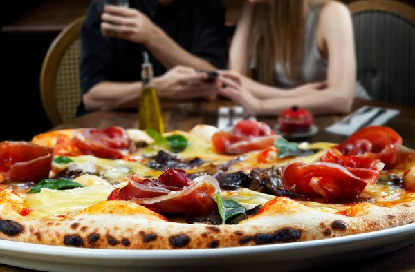 Parma Ham Pizza Met Champignons — Stockfoto