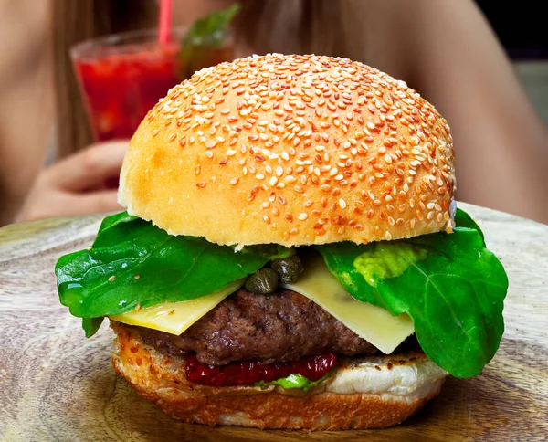 Pyszne Smakosz Burger Grill Żywności — Zdjęcie stockowe