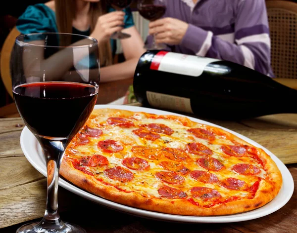 Pizza Salame Piccante Vino Rosso — Foto Stock