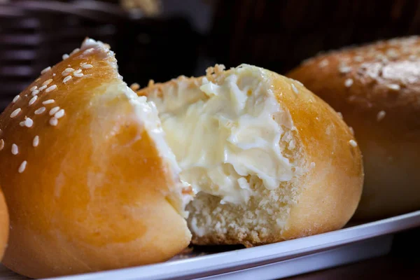 Pão Doce Redondo Com Gergelim Recheado Com Queijo Creme — Fotografia de Stock