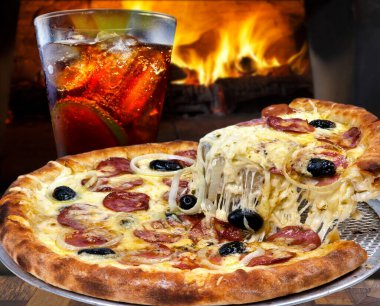 Mozzarella soslu biberli pizza, siyah zeytin, soğan ve kola.