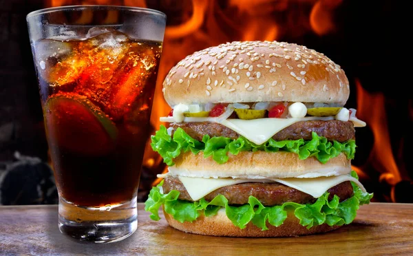 Hambúrguer Duplo Com Cola Refrigerante — Fotografia de Stock