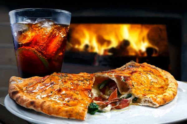 Pizza Calzone Con Refresco Cola Con Hielo —  Fotos de Stock